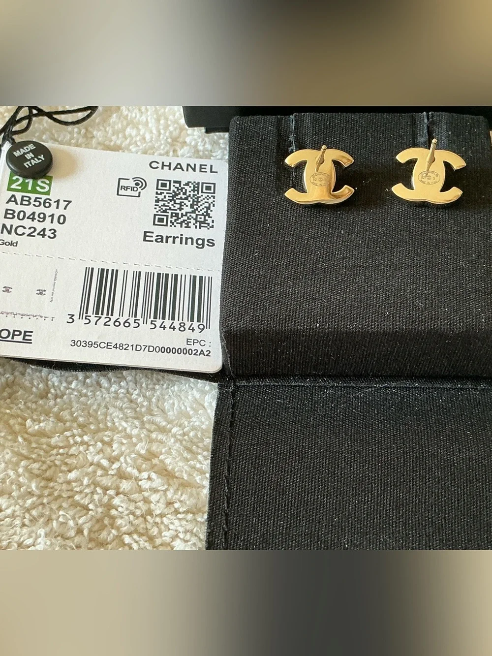 NEW Chanel 21S Classic Gold CC Turn-Lock Stud Earrings. FULL SET